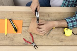 Alicate de Bico Fino: Como Usar a Ponta Estreita e a Serrilha Interna para Fazer Reparos Delicados