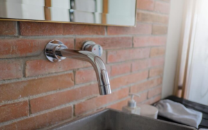 Torneira de parede para cozinha e tanque: como escolher o modelo certo