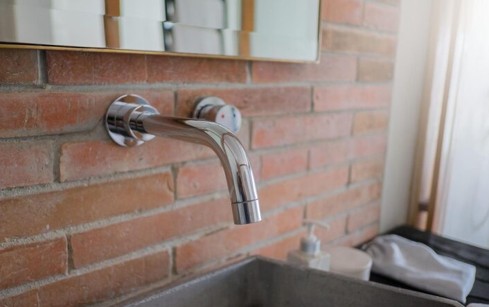 Torneira de parede para cozinha e tanque: como escolher o modelo certo