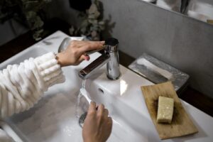 Torneira para banheiro: modelos comuns, com temporizador e como fazer a conexão