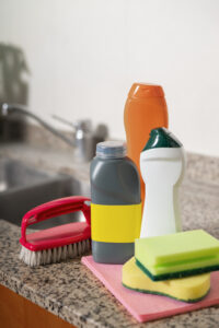 Produtos de limpeza essenciais: desinfetante, detergente gel e desentupidor
